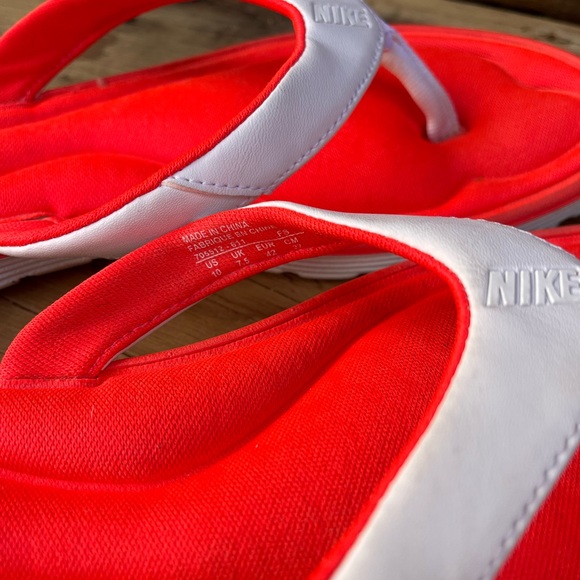 NIKE | Women's Solarsoft Comfort Thong Bright Crimson/White 10 - Picture 6 of 7